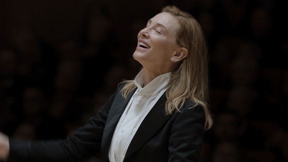 Schauspielerin Cate Blanchett als Dirigentin im Film Tár