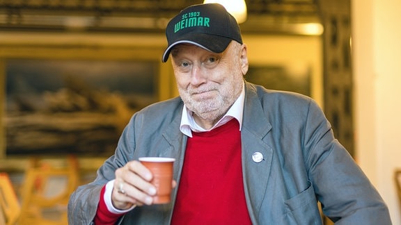 Der Schauspieler Thomas Thieme sitzt vor seinem Auftritt bei den "Brandenburgischen Gesprächen" im Theatercafe des Staatstheaters Cottbus.