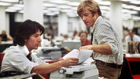 Dustin Hoffman (l) und Robert Redford in einer Szene des Films "Die Unbestechlichen"