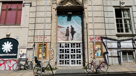 Das Puschkinhaus von außen, in dem sich das Kino befindet, eine graue Fassade mit Charme. 