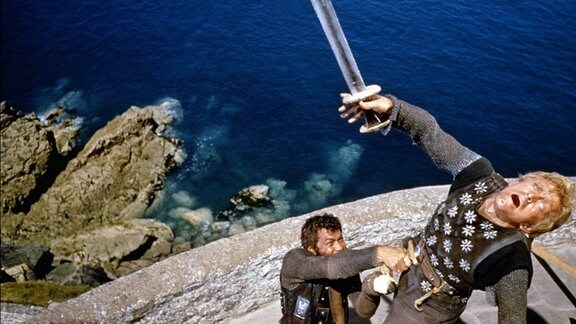 Tony Curtis (L) in einer Szene des Filmes - Die Wikinger (The Vikings) - mit Kirk Douglas