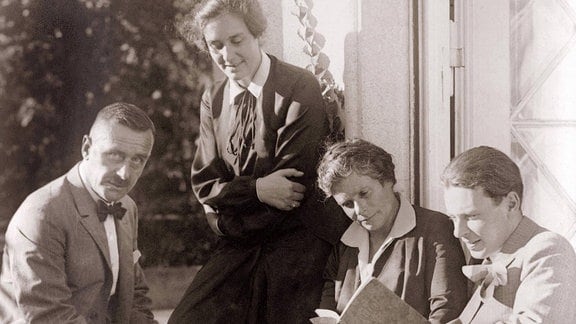 Thomas Mann mit seinen Kindern Erika und Klaus seiner Frau Katia, um 1931