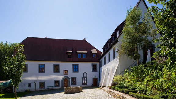 Zwei weiße Gebäude, in denen von 1330 bis Mitte des 16. Jahrhunderts von den Benediktinerinnen ein Kloster bewirtschaftet wurde.