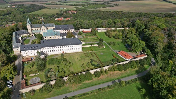 Benediktinerkloster Huysburg, ein Gebäudekomplex umgeben von Wald