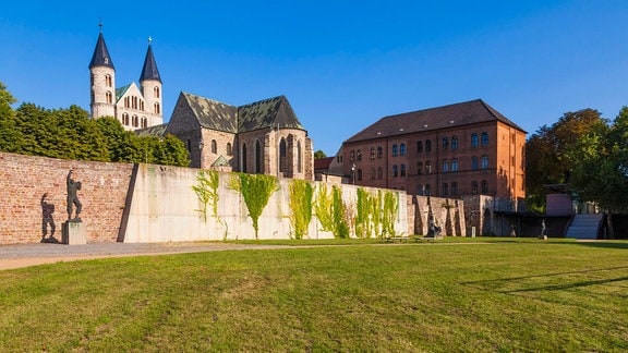 Blick auf die Mauer eines alten Klostergebäudes, welches sich im Hintergrund erhebt