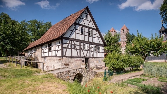 Blick auf ein historisches Fachwerkhaus im Hennebergischen Museum Kloster Veßra