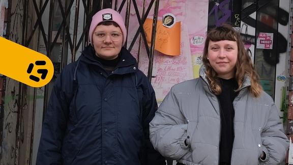 Maja Schramm und Hella Stoletzki vom sorbischen Kolektiw Wakuum stehen vor dem Leipziger Hitness Club