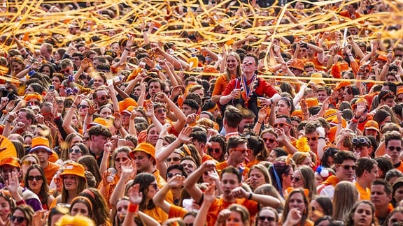 Menschenmenge feiert in Orange