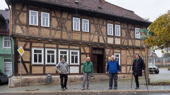 Initiative Krone wachgeküsst - Die Mitglieder Martin Biedermann, Eike Biedermann, Bernhard Kurzke und Dorothee Willer der  Initiative Krone wachgeküsst, stehen vor dem Gasthaus "Zur Krone" in Schweina.