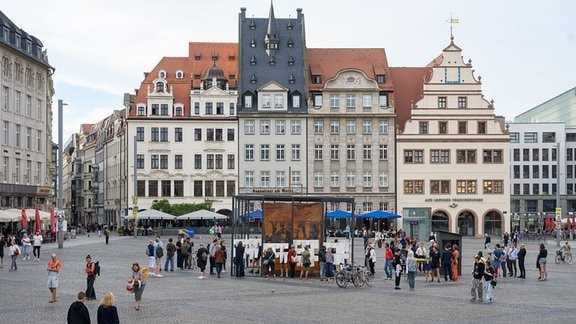 Menschen auf dem Marktplatz in Leipzig.