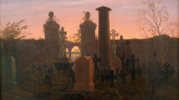 Gemälde von einem Friedhof: Mehrere Grabsteine, Kreuze und eine Rundsäule im Halbschatten, dahinter die steinerne Friedhofsmauer und darüber ein rot-orange gefärbter Himmel.