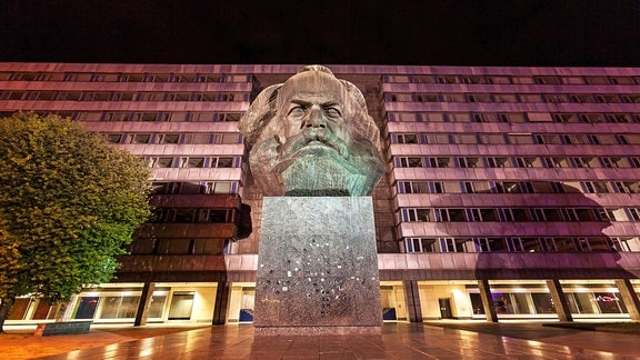 Karl-Marx-Monument in Chemnitz bei Nacht