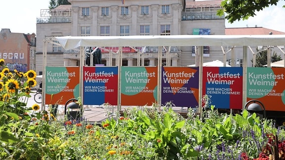 Bunte Plakate mit der Aufschrift "Kunstfest Weimar"