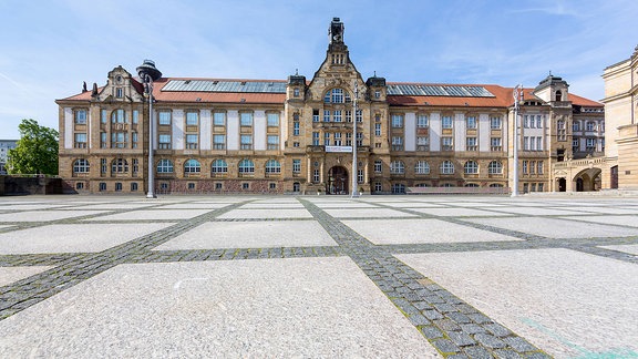 Blick über einen leeren Platz auf ein großes historisches Gebäude, das König-Albert-Museum, den Sitz der Kunstsammlungen Chemnitz.