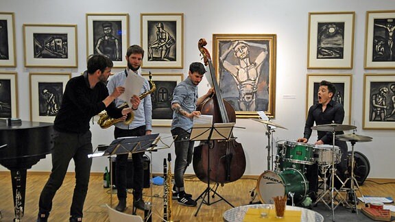 Band spielt Jazz in der einer Ausstellung