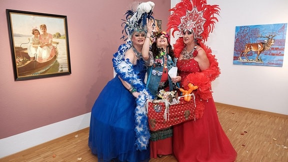 Drei verkleidete Frauen stehen in der Austellung "Art-Appeal Kitsch und Kunst"