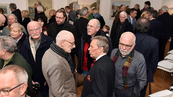Menschenmenge bei einer Ausstellungseröffnung in der Kunsthalle "Talstrasse" 