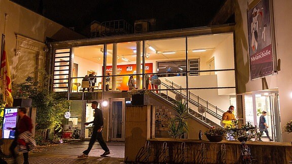 Nachtaufnahme der Kunsthalle "Talstrasse" in Halle