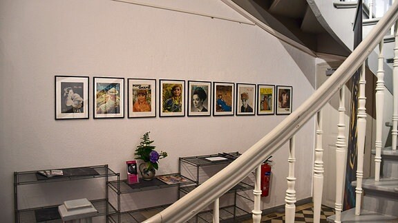 Blick in die Ausstellung "Günter Rössler – AugenBlicke", an einer Wand hängen Fotos