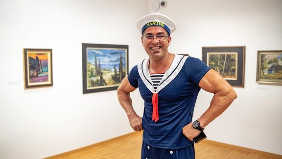 Ein als Matrose verkleideter Mann in der Ausstellung "Halle am Meer"