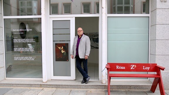 Klaus Fischer, Vorsitzender der «Freunde Aktueller Kunst», steht in der neuen Galerie in der Zwickauer Hauptstraße