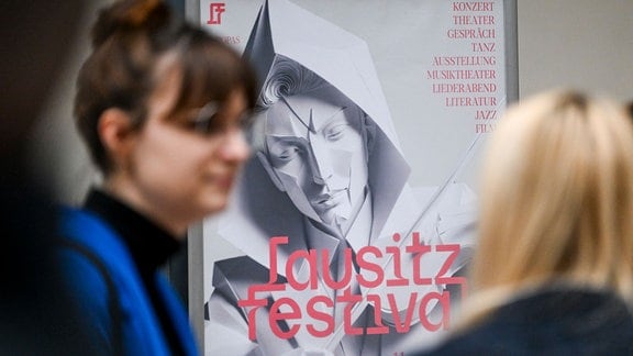 Ein Plakat des Lausitz-Festivals 2024 ist in der Landesvertretung Brandenburg bei der Vorstellung des diesjährigen Programms zu sehen.