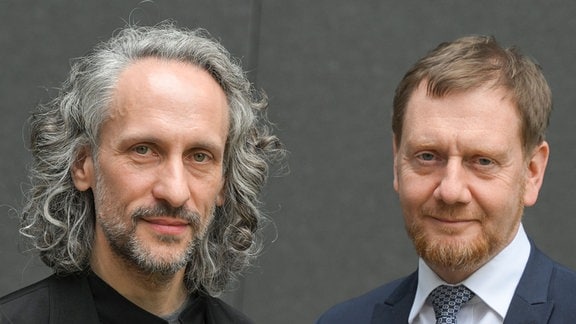 Daniel Kühnel (l), Intendant Lausitz Festival, und Michael Kretschmer (CDU), Ministerpräsident von Sachsen, stellen das Programm des Lausitz-Festivals 2024 in der Landesvertretung Brandenburg vor. 