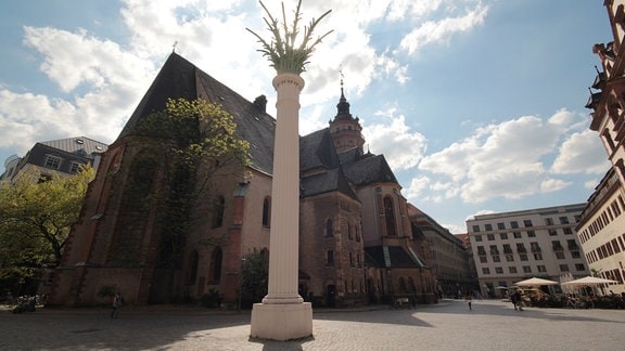 Denkmal in Form einer Säule auf dem Platz vor der Nikolaikirche in Leipzig.