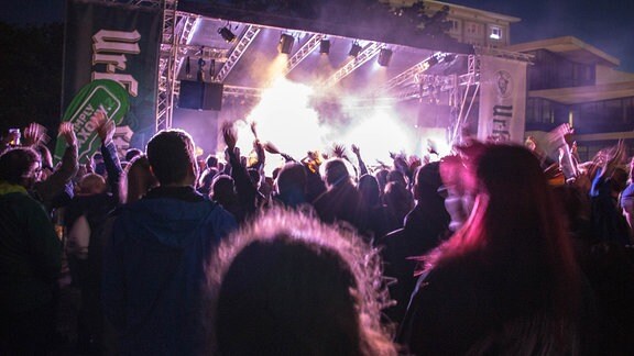 Menschen vor einer Open-air-Bühne