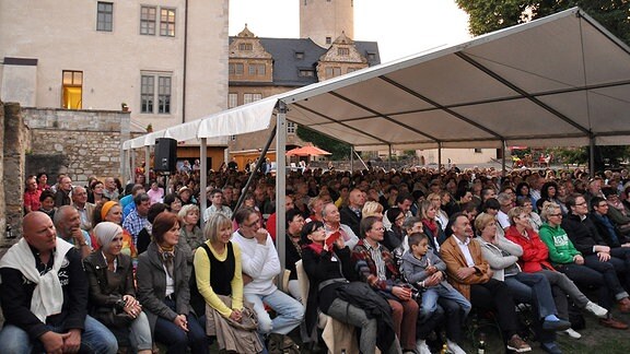 Menschen im Zentrum von Ranis auf Literaturfest
