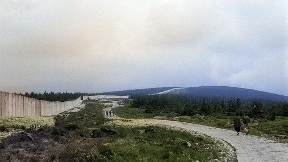 Wanderer unterwegs auf dem Postenweg entlang der innerdeutschen Grenze am Brocken, 1989