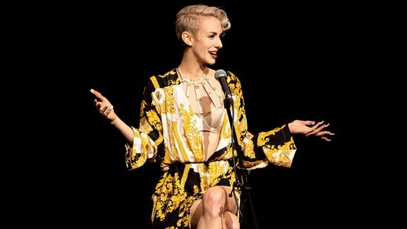 Lisa Eckhart, eine Frau mit kurzen blonden Haaren auf einer Bühne