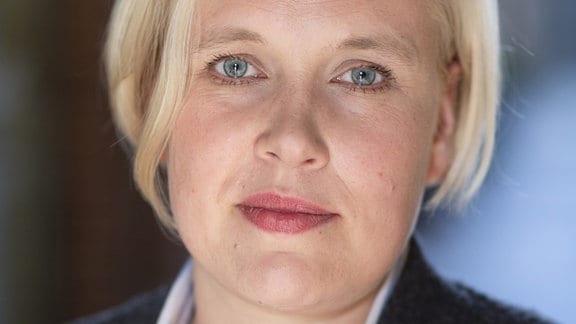 Anne Rabe, Porträtphoto, eine Frau mit halblangen blonden Haaren schaut freundlich in die Kamera