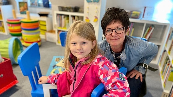 Stammgäste in der Kinderetage: Doris Hoppstock und die fünfjährige Ella verbringen viel Zeit mit Lesen und Spielen.