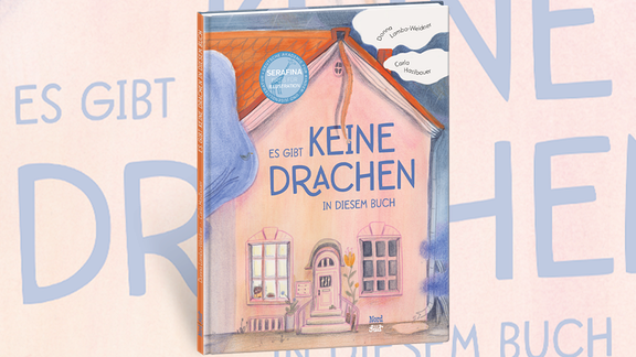Zu sehen ist ein gezeichnetes Haus mit rosa Fassade und orangenem Dach, auf dessen Vorderseite der Titel des Buchs steht