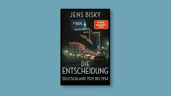 Cover von Jens Bisyks Buch "Die Entscheidung" mit dem Berliner Gebäudekomplex "Europa Tanz Pavillon" bei Nacht. 