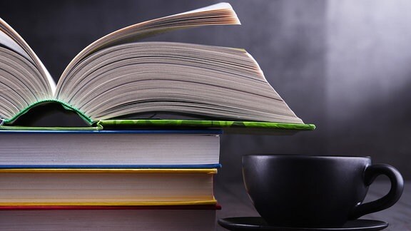 Bücher und Kaffeetasse