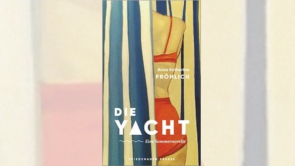 Das Cover des Buches "Die Yacht" von Anna Katharina Fröhlich die Grafik einer Frau in von hinten in einem roten Bikini. Zur Hälfte wird sie von einer blau-weiß gestreiftem Vorhang verdeckt.
