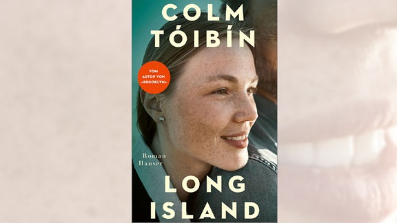 Das Cover des Buches "Long Island" von Colm Tóibín zeigt eine lächelende Frau, die sich an ein Schulter anlehnt.