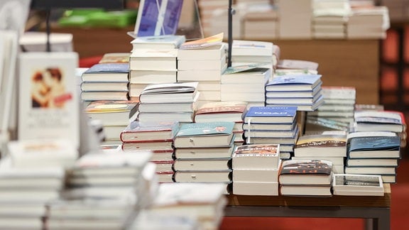 Stapel von Büchern liegen auf den Tischen einer Buchhandlung