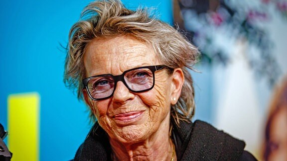 Autorin Connie Palmen: eine Frau mit grauem kurzem Haar und Brille lächelt