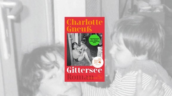 Ein Schwarz-Weiß-Foto von einer Frau, die in einem Flur sitzt und ein Kind hält, das vor ihr steht. Darum ein roter Rahmen auf dem "Charlotte Gneuß" und "Gittersee Roman" steht.