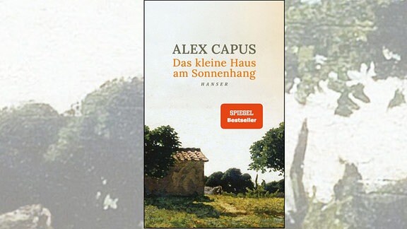 Cover des neuen Buches von Alex Capus: Das kleine Haus am Sonnenhang. Darauf ein kleines Haus umgeben von Bäumen und Sträuchern