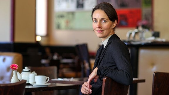 Daniela Krien, deutsche Schriftstellerin, sitzt im Cafe Telegraph in Leipzig