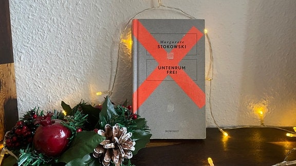 Das Buch "Untenrum frei" von Margarete Stokowski neben Weihnachtsdeko.