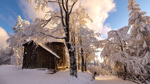 Das Goethehäuschen auf dem Kickelhahn ist mit Schnee bedeckt.