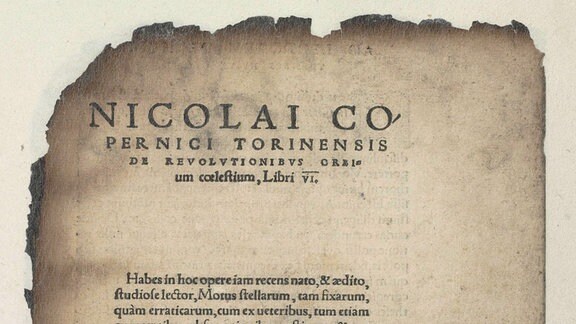 Titel-Blatt einer Kopernikus-Erstausgabe aus dem Jahr 1543 mit Brandspuren 