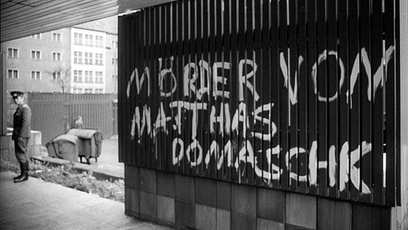 Berliner Stasi-Zentrale mit Schriftzug "Mörder von Matthias Domaschk"