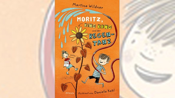 Orangefarbenes Buchcover: Zwei Kinder tanzen mit Wasserschlauch um eine Sonnenblume. In der Mitte steht "Moritz, King Kong und der Regentanz".