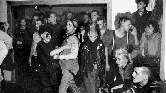 Schwarz-Weißes Foto eines Punkkonzerts